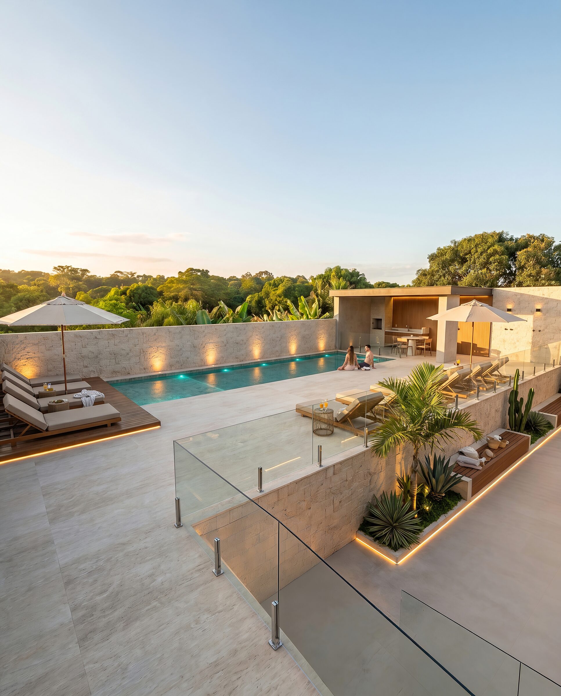 Piscina do Casa Bella Suites com deck amadeirado.